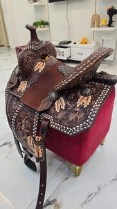 Silla de montar occidental de cuero genuino con adornos de plumas de alta calidad, cómoda para el jinete y el caballo, duradera y ecológica. - Product Image 4