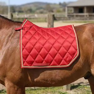 Tapis de selle de dressage matelassé rouge avec bordure dorée, doublure en satin polyester, pour compétition d'équitation - Product Image 4