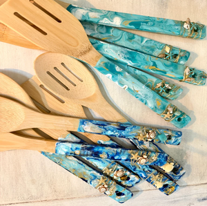 Cuchara de resina para servir, juego de utensilios de cocina decorativos con mangos de resina azul a precios económicos - Product Image 1