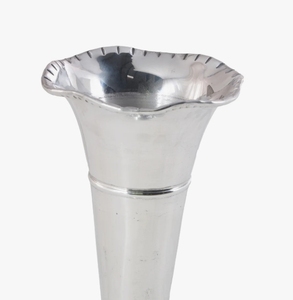 Jarrón de Metal Plateado Pulido con Forma de Trompeta - Portaflores con Borde Ondulado para Centro de Mesa de Boda y Decoración Elegante del Hogar - Product Image 3