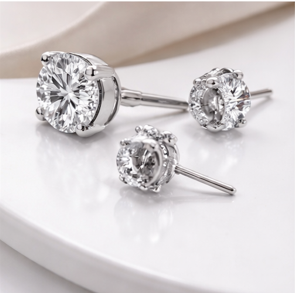 Boucles d'oreilles clous unisexes plaquées or 18 carats au design classique, diamant de laboratoire taille brillant 0,3 ct, certifié IGI, sertissage griffe Sutariya - Product Image 3