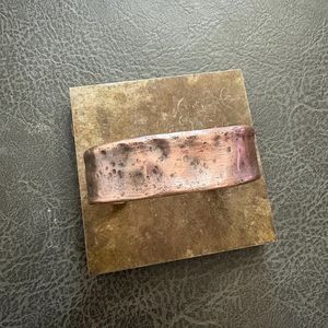 Brazalete de cobre grueso y ancho hecho a mano para hombre, acabado con efecto hormigón, 7.º aniversario de matrimonio, terapia magnética para la artritis, estilo vikingo - Product Image 4