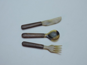 Ensemble d'ustensiles en corne 3 pièces : cuillère, fourchette, couteau – Légers, décoratifs, motif rayé naturel - Product Image 3