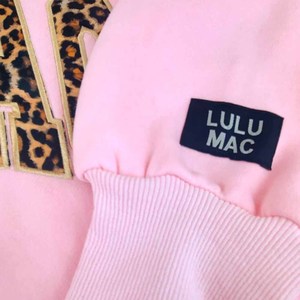 เสื้อสเวตเชิ้ตคอกลมโอเวอร์ไซส์สีชมพู LULU MAC ลายเสือดาวปักลายปักแบบแอพพลิเคชั่น  แบบสวมใส่ได้ทั้งชายและหญิง สไตล์ลำลอง  ถักนิตติ้งสำหรับฤดูใบไม้ร่วง  ชุด 2 ชิ้น - Product Image 2