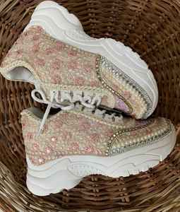 Baskets compensées roses brodées de fleurs pour femmes, ornées de perles et de strass, chaussures de mariage artisanales, baskets décontractées de mariée pour la marche - Product Image 1