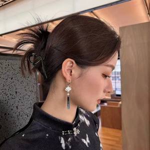 Boucles d'oreilles pendantes rectangulaires en nacre noire style chinois avec pompon papillon et charme oriental ancien - Product Image 3