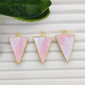 จี้รูปสามเหลี่ยมโอปอลสีชมพูเคลือบทอง โอปอลสีชมพูธรรมชาติ ขนาด 20x15 มม. ชุบทอง ทำด้วยมือ สำหรับทำเครื่องประดับ ตัวเชื่อมต่อแบบแผ่น - Product Image 1