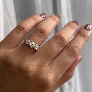 Anillo de compromiso de oro de 14k y 18k con diamante cultivado en laboratorio de 1 quilate, corte marquesa de 10 mm, con piedra lateral en forma de hoja, anillo solitario vintage, venta al por mayor B2B de fábrica - Product Image 4