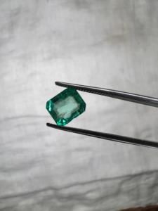 Vente en gros de pierres précieuses vertes en émeraude colombienne naturelle de 1,78 ct, forme octogonale, pierre de qualité supérieure pour bagues, pendentifs, bijoux - Product Image 1