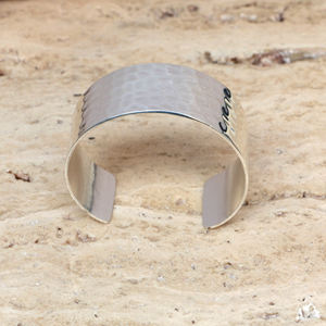 Bracelet manchette large en laiton martelé, finition argentée, jonc ouvert – Bijou minimaliste fait main, ajustable, cadeau pour elle - Product Image 5