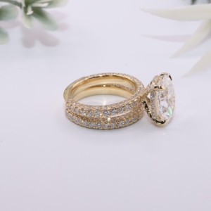 Anillo de compromiso de oro amarillo con diamante ovalado cultivado en laboratorio, halo oculto, pavé de varias filas y banda de boda a juego, joyería fina personalizada - Product Image 3