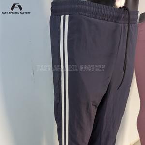 Pantalon noir pour homme en tissu de coton de qualité supérieure, confortable, respirant, durable, parfait pour les occasions décontractées, le bureau et l'usage quotidien. - Product Image 4