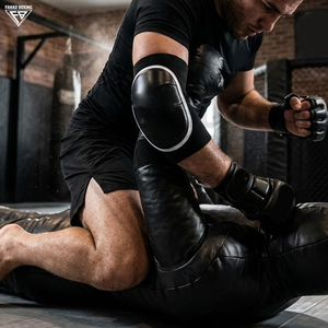 Protège-coudes et genoux réglables en cuir véritable haute performance pour la vente en gros, couleur noire unie, protection robuste pour Muay Thai MMA - Product Image 5