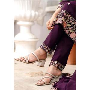 Traje de Mujer de Diseño en Georgette Bordado con Intrincados Trabajos de Lentejuelas - Product Image 6