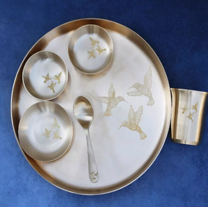 Ensemble de thali en bronze Kansa bicolore mat avec bols à bord doré, verres et couverts, disponible à prix de gros. - Product Image 5