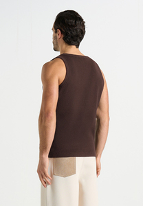 Camiseta sin mangas de punto acanalado para hombre, color marrón oscuro, cuello redondo, estilo casual, color sólido. - Product Image 4