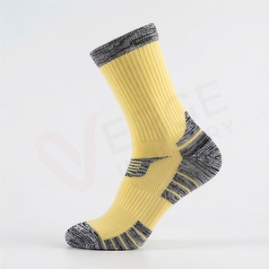 Chaussettes pour hommes, style régulier, en coton et élasthanne respirant, tricotées, couleur jaune unie, pour le sport, à porter en été - Product Image 3