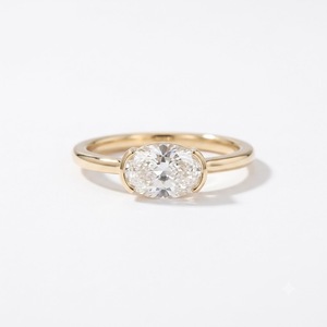 Bague de fiançailles minimaliste en or rose avec diamant de laboratoire taille ovale, sertie demi-cerclée, bijou à porter tous les jours pour elle - Product Image 1