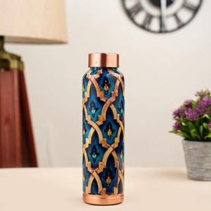 Botella de agua de cobre auténtica hecha a mano, diseñada para los beneficios diarios de la salud ayurvédica, con tapa a prueba de fugas y construcción duradera. - Product Image 4