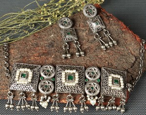 Conjunto de Collar Gargantilla Vintage de Plata Oxidada de Dos Tonos |   Joyería Étnica Tribal India de Piedra Verde |   Regalo de Boda Estilo Boho - Product Image 4