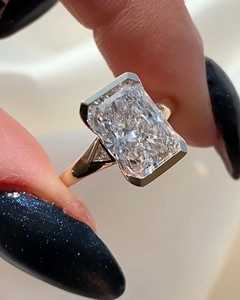 Bague de fiançailles demi-sertie avec diamant de laboratoire taille radiant de 4 carats, certifiée IGI, trois pierres - Product Image 1