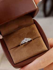 Bague en argent 925 avec motif floral et feuilles de vigne, sertie de moissanite taille ronde, style romantique, idéale pour les fiançailles et les fêtes - Product Image 5