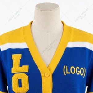 Suéter Cárdigan Varsity de Punto Grueso para Hombre con Logotipo Personalizado ODM, Estilo Universitario Vintage con Bordado Chenille y Rayas Griegas - Product Image 5
