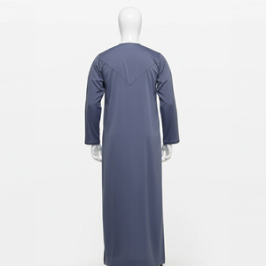 Vente en gros de thobes de style traditionnel pour hommes, thobes décontractées sur mesure pour hommes musulmans, vêtements islamiques pour la prière avec un design spécial - Product Image 3