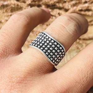 Bague géométrique cloutée large pour homme, en laiton minimaliste, finition argent oxydé, bijou tendance, vente en gros - Product Image 2