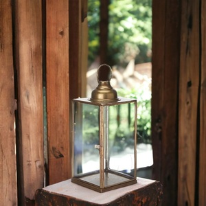 Lanterne moyenne en laiton antique Bougeoir en métal d'inspiration vintage Bougeoir décoratif élégant avec finition en laiton élégante - Product Image 1