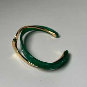 กำไลข้อมือเรซิ่นสีทองลายคลื่นแสงจันทร์ ดีไซน์ทันสมัย สีทองอร่าม เป็นมิตรต่อสิ่งแวดล้อม ขัดเงาอย่างประณีต เครื่องประดับแฟชั่นโดดเด่น ทนทานเหนือกาลเวลา - Product Image 5