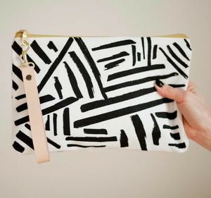 Bolso de mano textil con patrón geométrico y borlas, estilo bohemio, para mujer. - Product Image 1