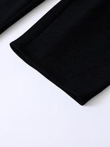 Pantalon de survêtement sport noir premium à jambe large, coupe évasée, avec logo personnalisé, rayures, style décontracté ample et empilé - Product Image 4