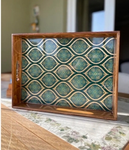 Plateau de service rectangulaire en bois et métal Moradabad avec poignées en corde, motif nature morte moderne, lot multi-pièces, décoration en bois - Product Image 1