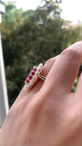 Bague de fiançailles ovale 5,0 carats en rubis rouge naturel et diamants, avec halo en or jaune massif 14 carats et alliance de mariage en moissanite pour femme - Product Image 4