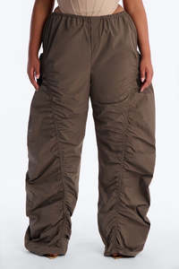 Pantalones de paracaídas para hombre personalizados con costuras fruncidas, color moca, de pierna ancha, ligeros, cortavientos, de tela, estilo urbano, OEM - Product Image 5