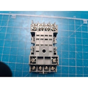 Prise de relais 4 pôles IDEC SY4S-05, utilisée telle qu'elle est, pièces d'équipement semi-conducteur d'époque - Product Image 5