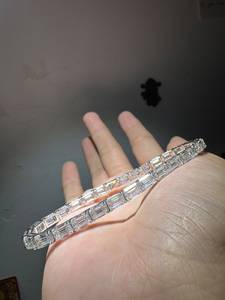 Pulsera de tenis de plata de ley con moissanita de corte esmeralda engastada en punta, chapado contemporáneo en rodio/oro amarillo/oro rosa, nombre personalizado - Product Image 1