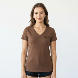 Camiseta de Cuello en V para Mujer, Manga Corta, Color Marrón Sólido, Logotipo Ojo de Halcón, Jersey Informal, 100% Algodón, Transpirable, Corte Regular, para Todas las Temporadas - Product Image 1
