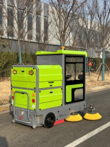 Camion balayeuse de voirie automatique à 4 roues motrices, machine de nettoyage à direction intégrale, balayeuse de voirie fermée motorisée, batterie au lithium 60V - Product Image 3