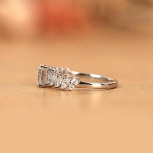 Bague de fiançailles en or massif 14 carats avec 11 diamants taille émeraude, accent marquise cultivée en laboratoire, largeur de bande de 1,80 mm, certifiée IGI, style vintage - Product Image 4