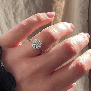 Bague de fiançailles solitaire, bague d'anniversaire de mariage, bague solitaire scintillante avec diamant de laboratoire rond de 2 carats serti à griffes, vente en gros - Product Image 2