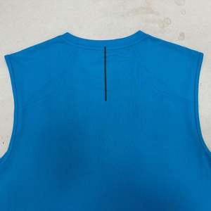 Débardeur de sport léger à col rond Excellente qualité Maille de polyester recyclé teint en plaine Tissage tricoté Style sportif - Product Image 3