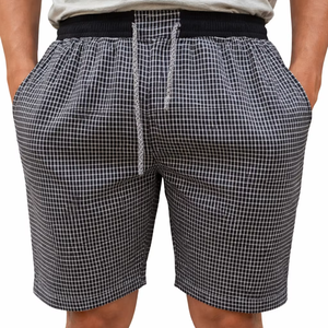 Shorts décontractés à carreaux noirs et blancs pour hommes, tissu léger et respirant en mélange de coton pour un confort estival supérieur - Product Image 1