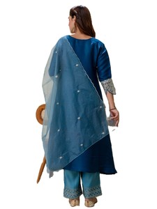 Kurta pour femme à coupe trapèze avec encolure en V et broderies Zari, ensemble pantalon et dupatta en mélange de soie Salwar Kameez - Product Image 3