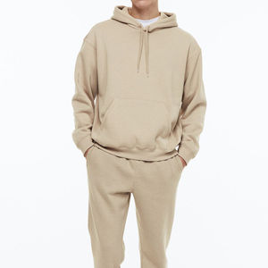 Diseñada para un look atrevido, esta sudadera con capucha de corte holgado ofrece un tejido suave y una comodidad cálida para estar cómodos durante todo el día. - Product Image 6