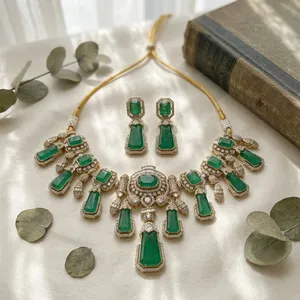 Ensemble de collier Kundan Polki vert de luxe avec boucles d'oreilles assorties, plaqué or, bijoux de mariage indiens traditionnels pour femmes - Product Image 2