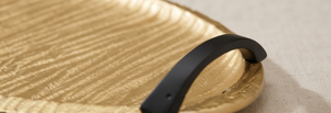 Plateau de service ovale en métal doré texturé à ondulations avec poignées noires, vaisselle de luxe pour la décoration intérieure, vente en gros - Product Image 3