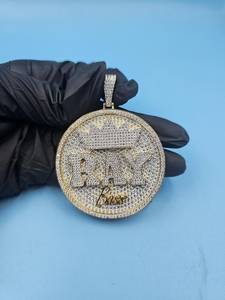 Colgante Personalizado con Diseño de Corona Redonda y Diamantes de Imitación VVS, Colgante con Nombre en Estilo Hip Hop - Product Image 4