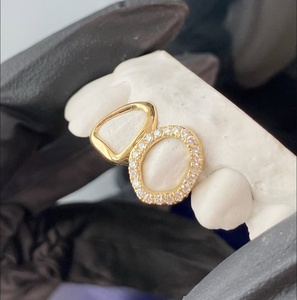 Grillz personnalisés en argent sterling et diamants Moissanite, éclatants avec un style Iced Out Bling pour les rap battles, la musique et la mode streetwear. - Product Image 1